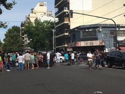 tension en la calle avellaneda por un piquete de manteros tension en la calle avellaneda por un piquete de manteros
