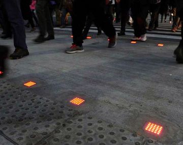 Instalaron un semáforo para adictos al celular