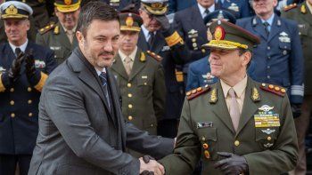 Luis Petri saluda a su reemplazante en Defensa, Carlos Alberto Presti. Luis Petri saluda a su reemplazante en Defensa, Carlos Alberto Presti.