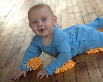 Aprovechan a los bebés para limpiar el piso