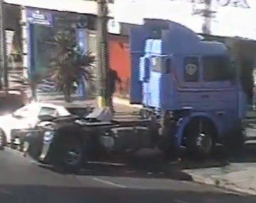 VIDEO: Camión perdió el control y chocó 4 autos estacionados