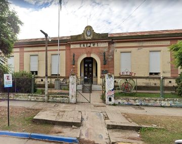 La escuela E.N.E.T. N°1 en Bragado, donde la preceptora habría estafado a las 37 familias.