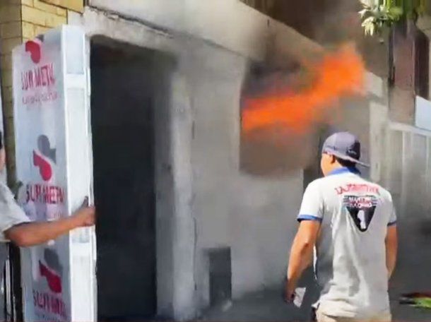 Voraz incendio destruyó una casa en Bajo Flores: rescataron a 7 personas