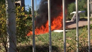Una avioneta cayó en el patio de una casa en Mendoza Una avioneta cayó en el patio de una casa en Mendoza