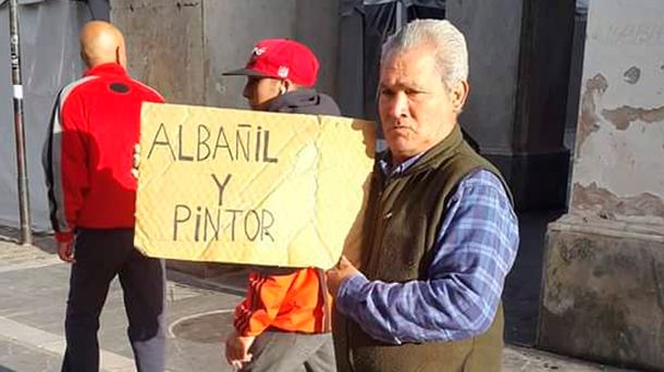 El pintor y albañil que pide trabajo con un cartel en la calle y es furor en Facebook