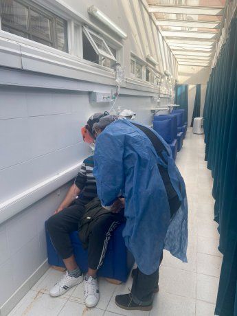 Crisis sanitaria en Neuquén: por la alta demanda, tuvieron que armar una guardia en el pasillo de un hospital