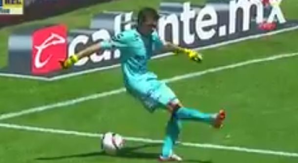 La increíble pifia de Barovero: terminó besando al palo en agradecimiento