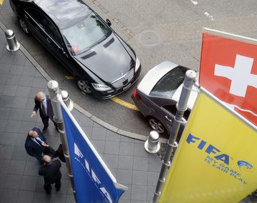 ¿Cómo fue la operatoria por la que la FIFA está en la mira?