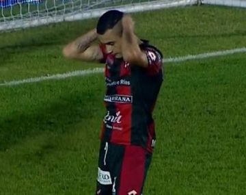 Fernando Telechea se toma la cabeza después de errar un gol hecho