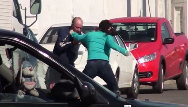 Filman brutal golpiza de una mujer a su pareja en Chile