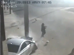 un hombre se salvo de que lo pise un auto gracias a un poste de luz un hombre se salvo de que lo pise un auto gracias a un poste de luz