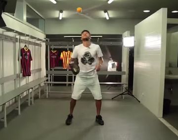 A lo Maradona: Neymar mostró toda su habilidad con una naranja