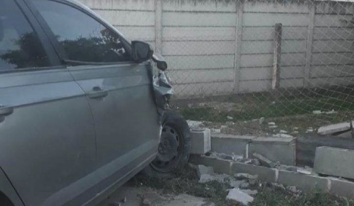 Jujuy: un conductor chocó contra una casa, le puso llave al auto y se fue