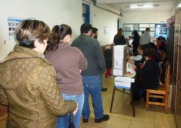 PASO 2017: al menos 200 paraguayos intentaron votar en Posadas con DNI no apto