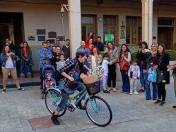 le robaron la bicicleta y sus alumnos la sorprendieron con un gran gesto: nunca imagine algo asi