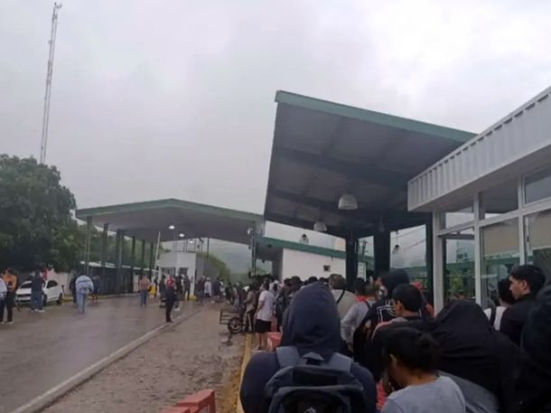 Caos y largas filas en el Paso fronterizo&nbsp;Aguas Blancas - Bermejo