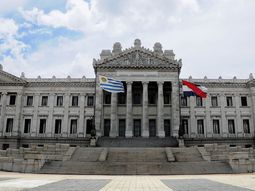 El Senado aprobó la rebaja del IRPF y IASS, y ahora solo queda la sanción en la Cámara de Diputados y la promulgación del Poder Ejecutivo. El Senado aprobó la rebaja del IRPF y IASS, y ahora solo queda la sanción en la Cámara de Diputados y la promulgación del Poder Ejecutivo.