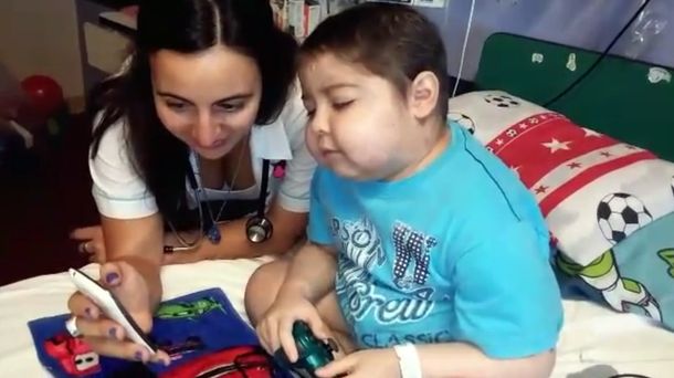 Mirá el emocionante gesto del plantel de River con Santi, un nene con leucemia