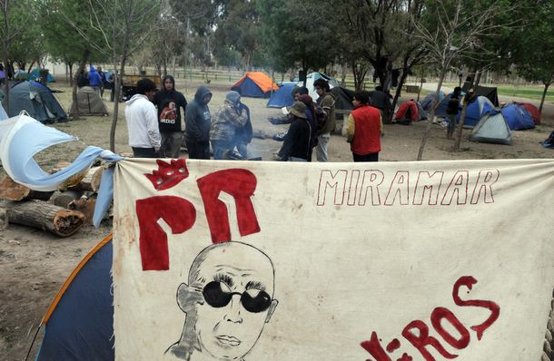 Miles de jóvenes acampan en Mendoza para ver al Indio