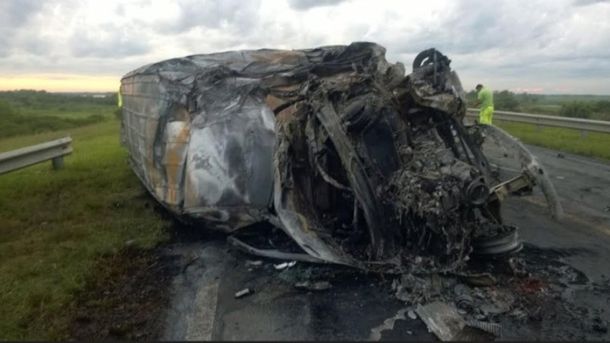 Choque fatal entre un camión y una camioneta en el puente Rosario-Victoria