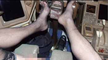 Un piloto de avión se sacaba selfies desnudo en pleno vuelo. Crédito: diario The Sun Un piloto de avión se sacaba selfies desnudo en pleno vuelo. Crédito: diario The Sun