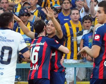 San Lorenzo derrotó a Central en un partido polémico y sueña