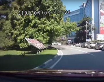 Una nena de tres años se cayó del baúl de un auto en movimiento