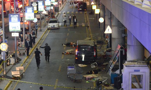 Atentado en Estambul: aseguran que fue cometido por tres terroristas suicidas