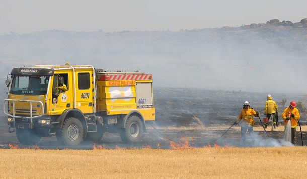 Así combaten el incendio los bomberos