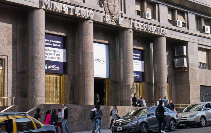 Más deuda: por decreto, autorizaron su ampliación por 15 mil millones de dólares