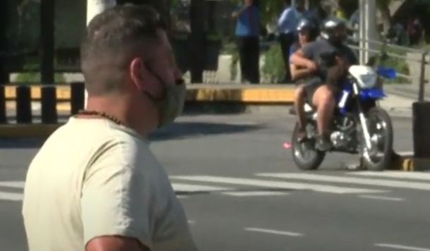 El hombre empujó al periodista en plena trasmisión