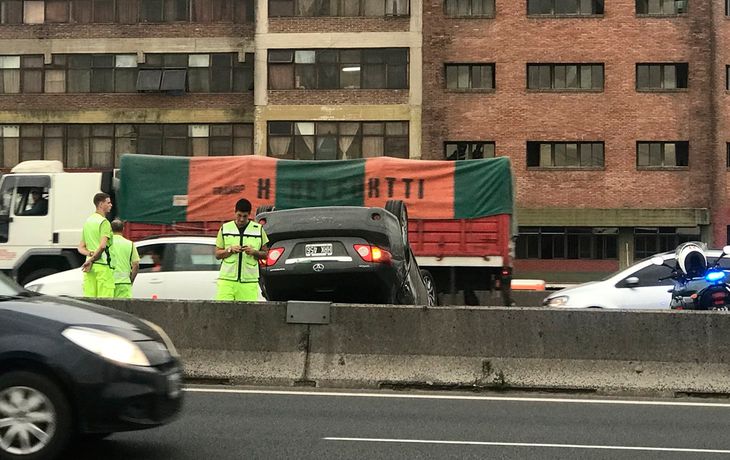 Dos autos y un camión chocaron en Panamericana