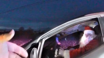papa noel al volante: detencion inesperada se volvio viral en plena navidad papa noel al volante: detencion inesperada se volvio viral en plena navidad