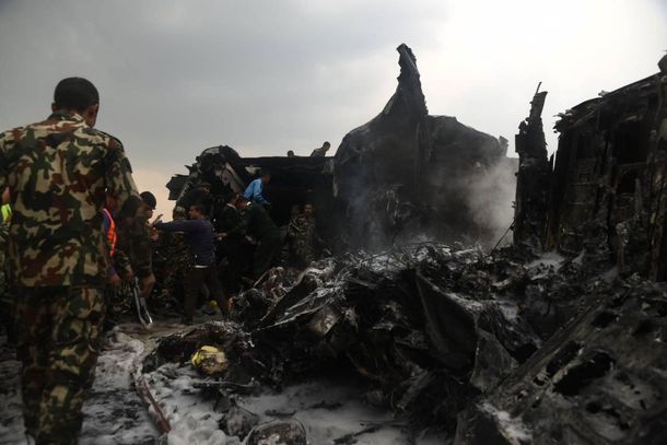 Tragedia en Nepal: un avión se estrelló cuando aterrizaba y habría víctimas fatales