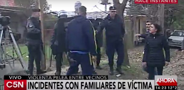 VIDEO: Vecinos intentaron agredir a un detenido y se enfrentaron a la policía