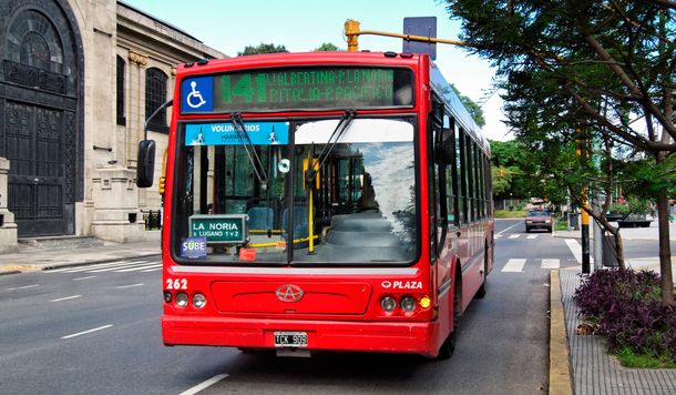 Paro en todos los ramales de la línea 141 por un reclamo salarial