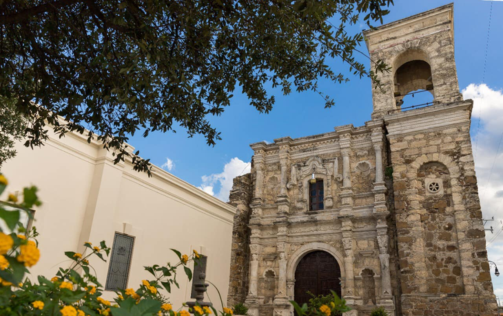 El pueblo de estilo colonial y tranquilo que atrae por su historia y campos