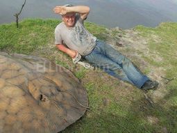 Pescó una raya de 120 kilos y la foto se volvió viral