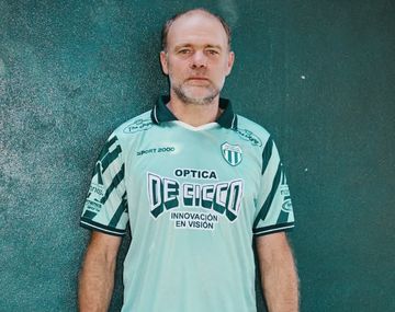 Laferrere presentó su nueva camiseta con un histórico actor de Okupas: Vos sos un pancho