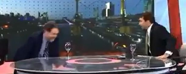 El director del diario ABC de España terminó en el piso en la televisión argentina