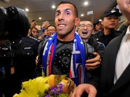Tevez llegando a Shanghai Tevez llegando a Shanghai