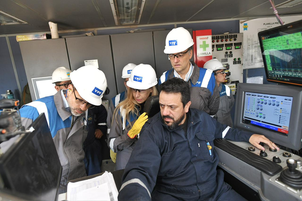 Diego Sucalesca, Karina Milei y Manuel Adorni en la plata de YPF de Vaca Muerta Diego Sucalesca, Karina Milei y Manuel Adorni en la plata de YPF de Vaca Muerta