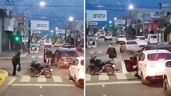 El hombre estaba discutiendo con un motociclista cuando el vehículo comenzó a desplazarse marcha atrás. El hombre estaba discutiendo con un motociclista cuando el vehículo comenzó a desplazarse marcha atrás.