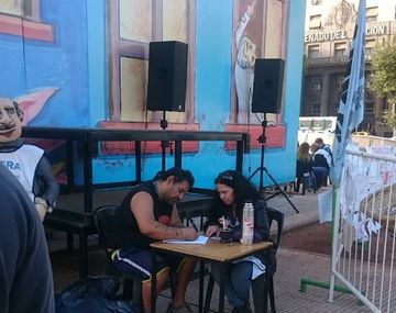 Carlos, el cartonero que aprende a leer y escribir en la escuela itinerante