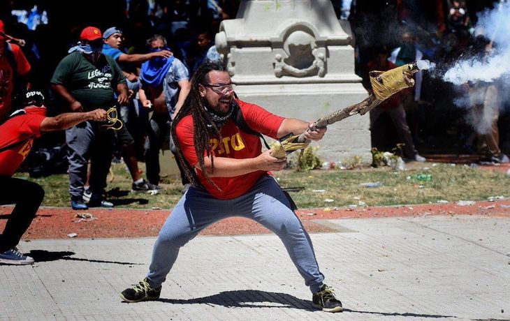 Sebastián Romero, con su arma casera en el Congreso