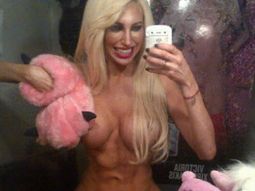 vicky xipolitakis juega al candy crush sin ropa y enloquece twitter