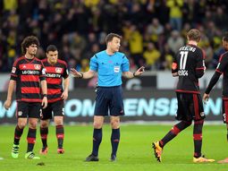 la insolita decision de un arbitro: se enojo con un tecnico y se fue de la cancha la insolita decision de un arbitro: se enojo con un tecnico y se fue de la cancha