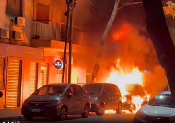 Incendio en Barrio Norte: se prendió fuego un auto frente a Radio Mitre