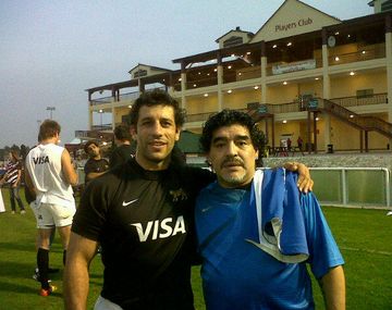 Bruzzone y su emoción posando junto al más grande. Fuente: @NicolasBruzzone