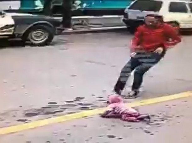 Imágenes sensibles: rescataron a una bebé que gateaba por la calle en Lobos